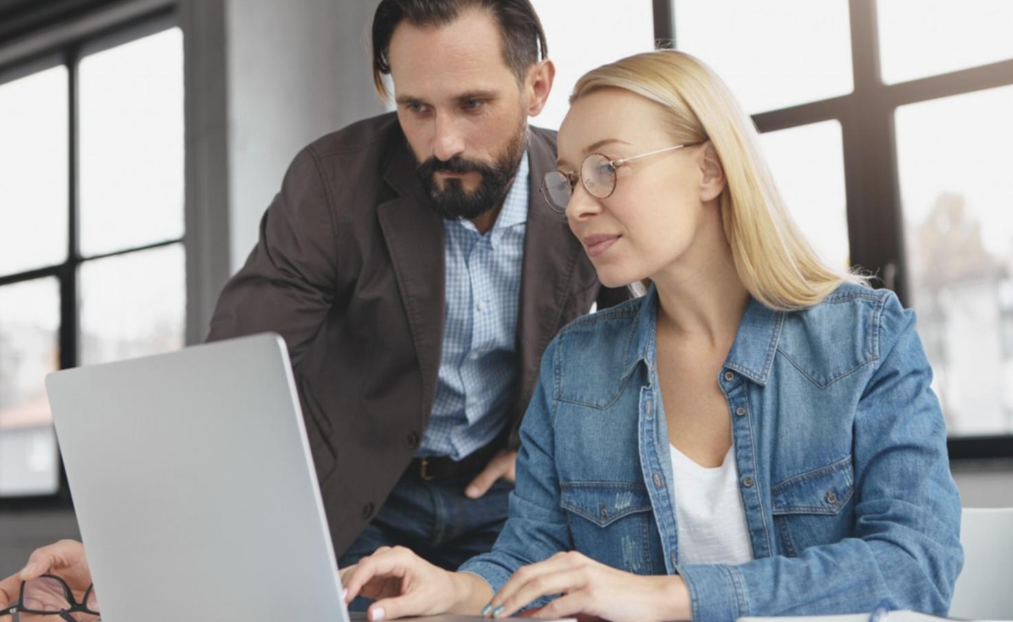 Finanzanalyst bei der Datenauswertung am Computer