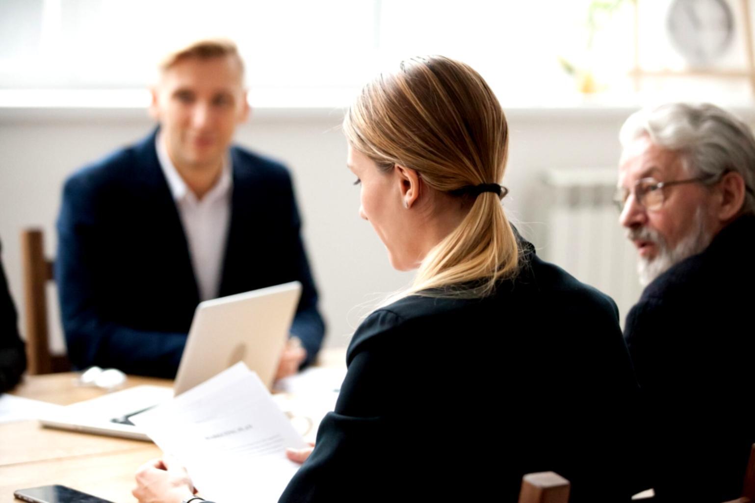 Teilnehmer bei praktischen Finanzanalyse-Übungen